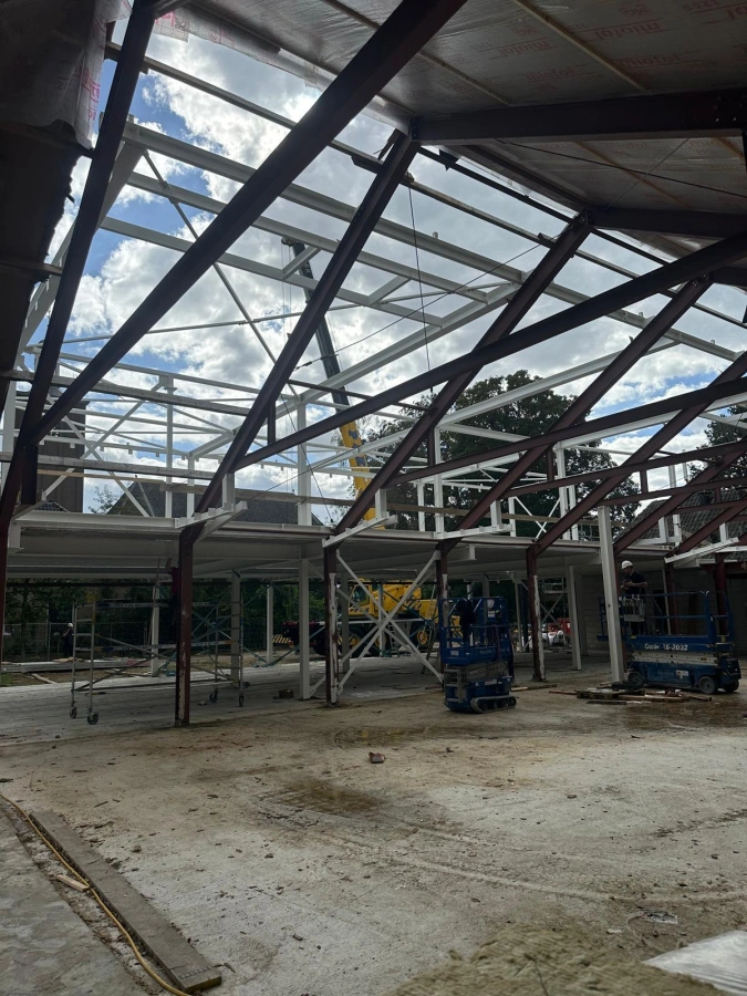 De bouw bij de Dorpsschool in Halle vordert flink!
