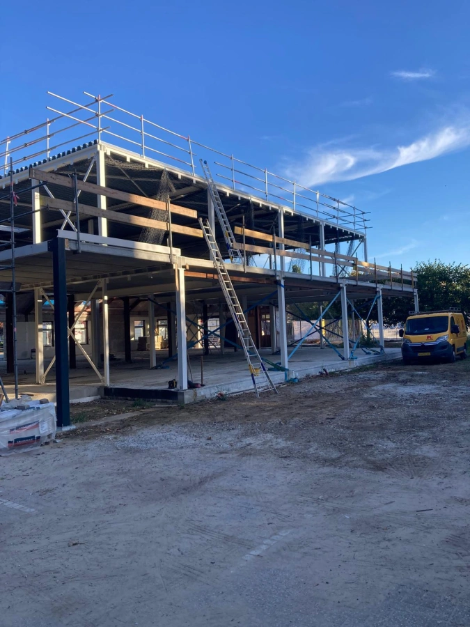 De bouw bij de Dorpsschool in Halle vordert flink!
