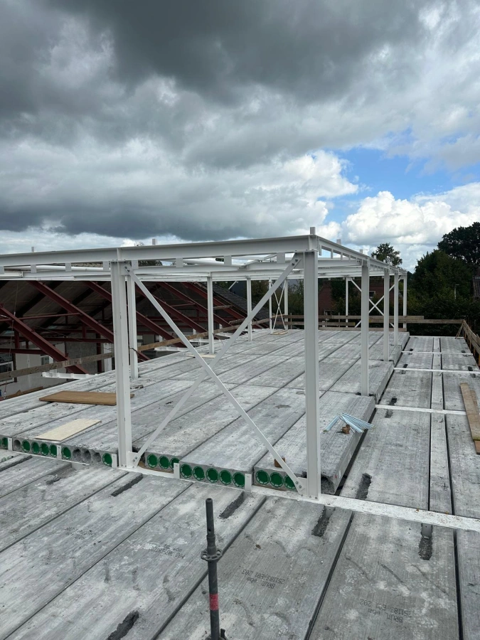 De bouw bij de Dorpsschool in Halle vordert flink!