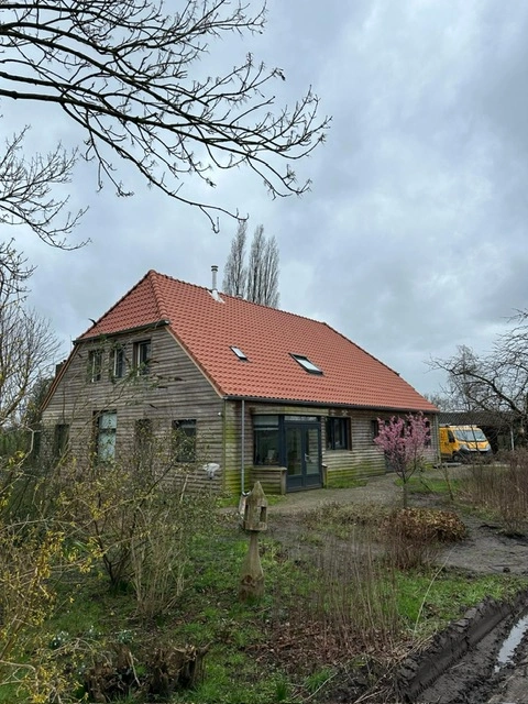 Nieuwe geïsoleerde kap op vrijstaande woning in Lochem
